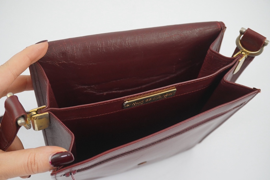 A Must de Cartier lady's leather shoulder bag in bordeaux